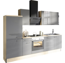 Moderne keuken met spoelbak, kooktoestel, afzuigkap en kasten voor een heldere en georganiseerde ruimtesfeer.