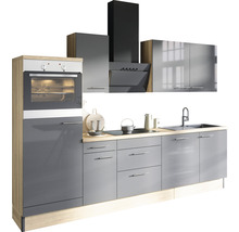 Moderne keuken met inbouwoven, afzuigkap en spoelbak
