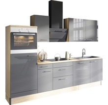 Moderne keuken met grijze fronten, geïntegreerde oven en afzuigkap.