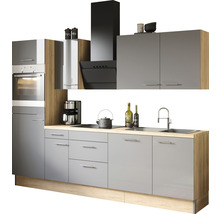 Moderne keuken met grijze kasten en werkblad in houtlook.