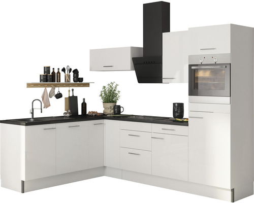 Keuken met hangkasten, afzuigkap en inbouwoven