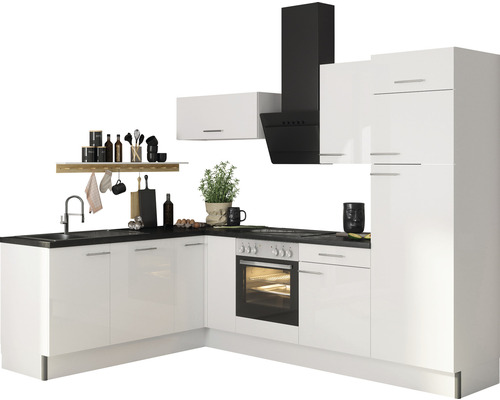 Moderne keuken met witte kasten, zwart aanrechtblad en afzuigkap.