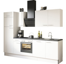 Keuken met bovenkasten, spoelbak, fornuis en afzuigkap
