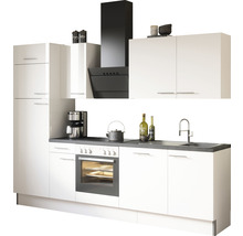 Witte inbouwkeuken met zwarte accenten, inclusief spoelbak, fornuis en afzuigkap.