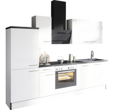 Moderne inbouwkeuken met witte kasten en afzuigkap