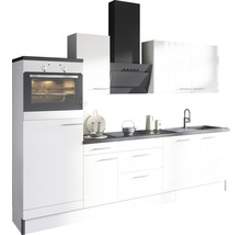 Keuken met spoelbak, oven en afzuigkap