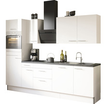 Moderne keuken met witte kasten, afzuigkap en gootsteen