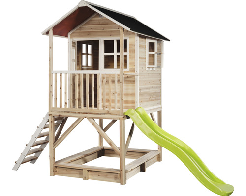 Houten speelhuis met glijbaan en zandbak