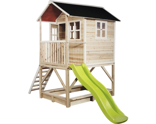 Houten speelhuis met glijbaan en zandbak