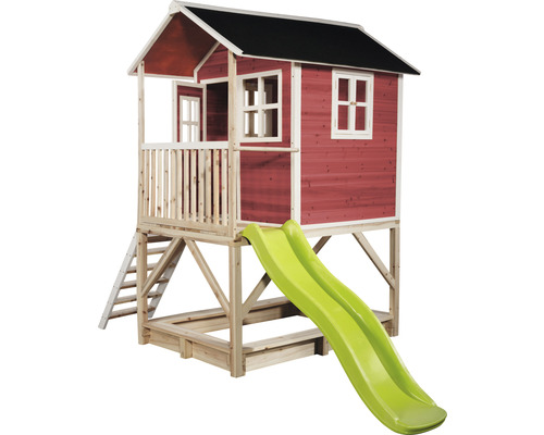 Houten speelhuis met glijbaan, ladder en zandbak