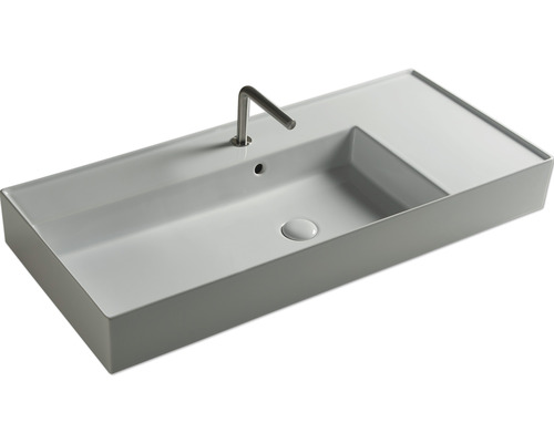 Wastafel van keramiek met kraan