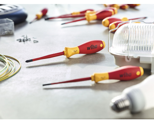 Scene met meerdere schroevendraaiers, lampen en installatiematerialen.