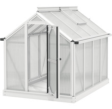 Kas met open deur voor de tuin