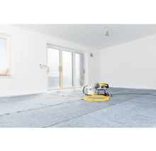 Gerenoveerde kamer met afdekmateriaal en verfspuitapparaat