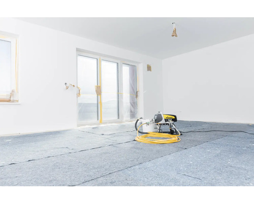 Gerenoveerde kamer met afdekmateriaal en verfspuitapparaat