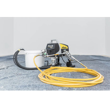 Verfspuitapparaat met slang en verfemmer