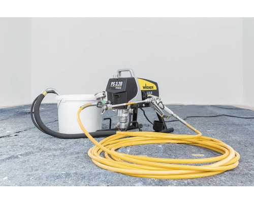 Verfspuitapparaat met slang en verfemmer