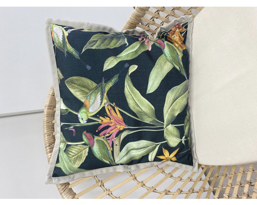 Kussen met vogel- en plantmotief op een stoel