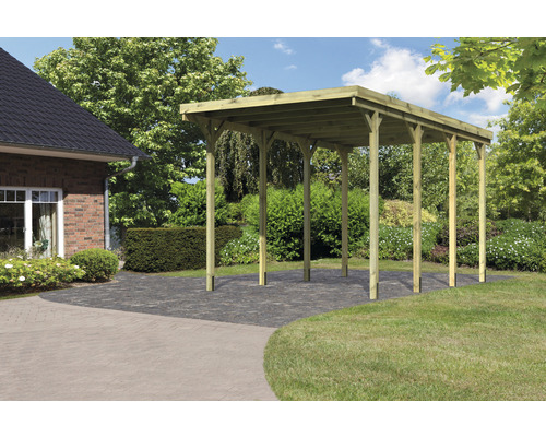 Houten carport in de tuin met stenen terras