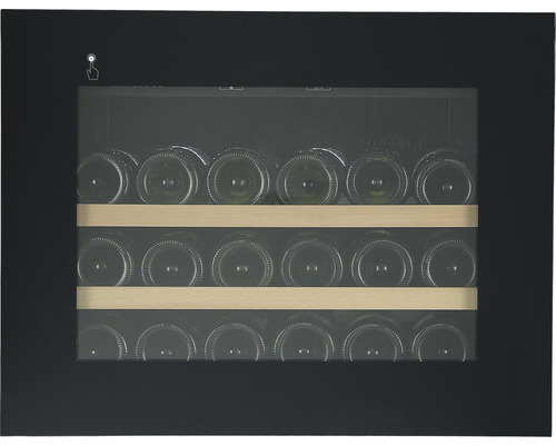 Wijnkoelkast met meerdere flessen op houten planken