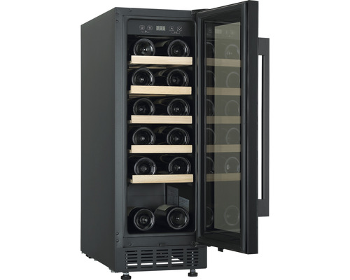 Open wijnkoelkast met houten planken en diverse wijnflessen