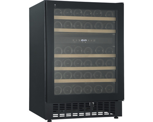 Wijnkoelkast met meerdere planken en flessen achter glazen deur