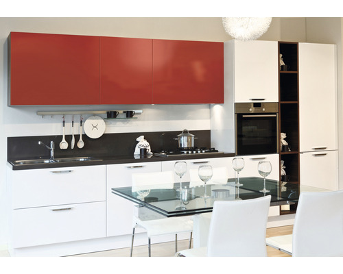 Moderne keuken met witte kasten, zwarte werkbladen en glazen eettafel.