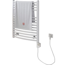 Witte handdoekradiator met handdoek en stroomkabel