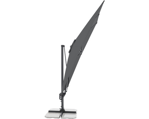 Grijze zweefparasol op een stenen plaat