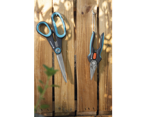 Gardena tuinschaar en rozenschaar aan een houten wand