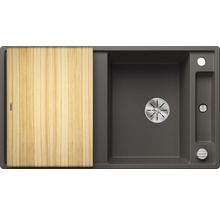 Bovenaanzicht van een gootsteen met snijplank