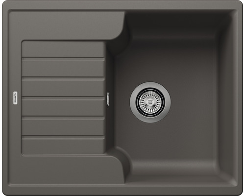 Spoelbak van steen met afvoer en afdruiprek