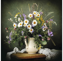 Stilleven met madeliefjes, wilde bloemen en grassen in een vaas op een houten tafel