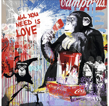 Schilderij met apen, verfblik, penseel en het opschrift ''All you need is love''