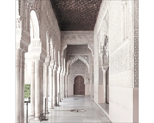 Interieur van een gang met zuilen en decoratieve versieringen.