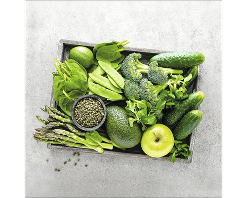 Houten kist met diverse groene groenten, waaronder broccoli, komkommers en asperges