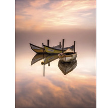 Scène met kleine boten die in het water liggen tegen een bewolkte hemel.