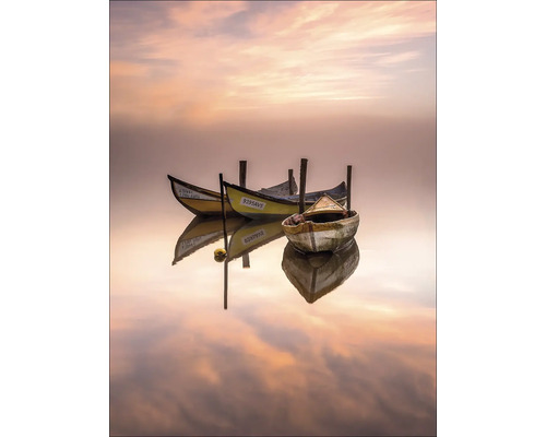 Scène met kleine boten die in het water liggen tegen een bewolkte hemel.