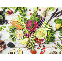 Schaal met dips en groenten op een houten tafel