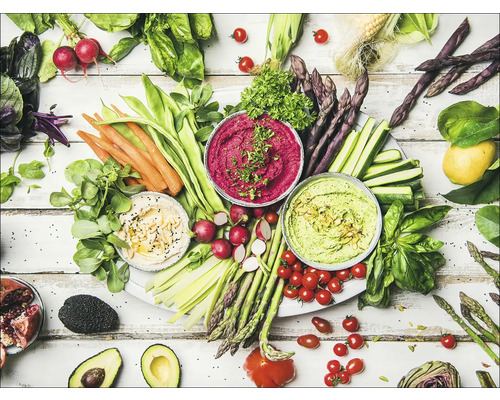 Schaal met dips en groenten op een houten tafel