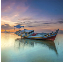 Boot op het strand bij zonsondergang