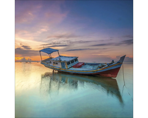 Boot op het strand bij zonsondergang