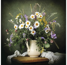 Stilleven met boeket van madeliefjes en wilde bloemen in een witte kanvaas