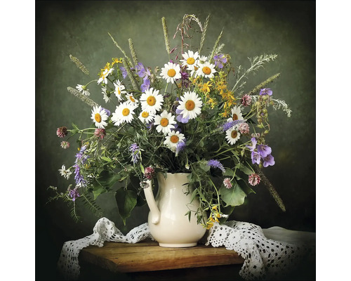 Stilleven met boeket van madeliefjes en wilde bloemen in een witte kanvaas
