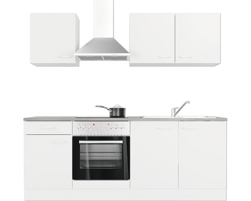 Witte keuken met wasbak, fornuis, oven, afzuigkap en hangkasten