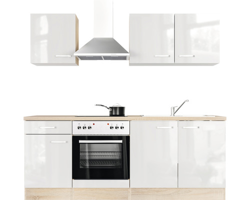 Complete keuken met witte kasten, kookplaat, oven en afzuigkap