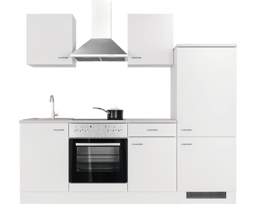 Witte keuken met gootsteen, fornuis, afzuigkap en kasten