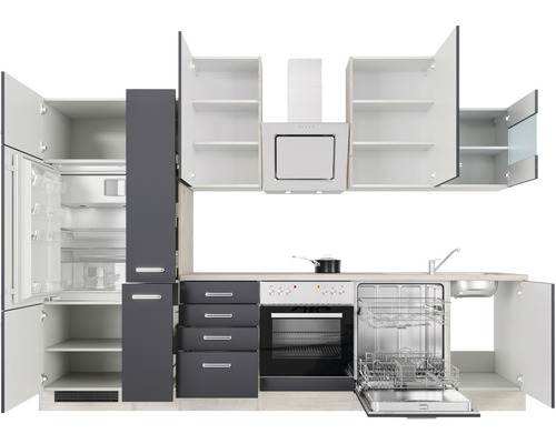 Complete keuken met inbouwapparatuur en open kastdeuren.