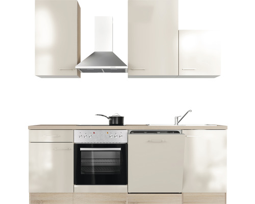 Inbouwkeuken met bovenkasten, afzuigkap, spoelbak, fornuis en vaatwasser.