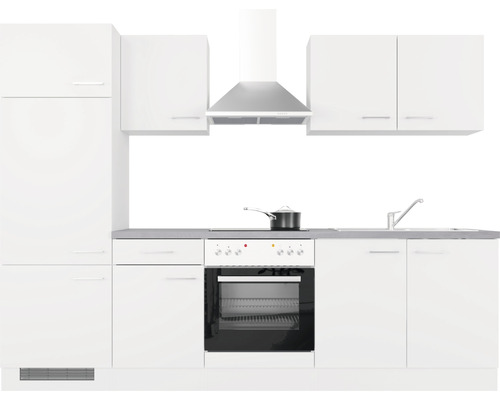 Complete witte keuken met boven- en onderkasten, fornuis, spoelbak en afzuigkap.